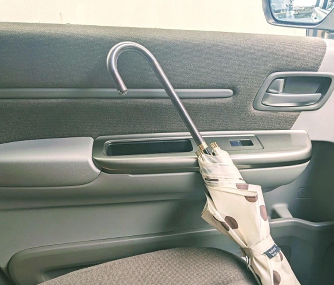傘を立てかけた車内の写真