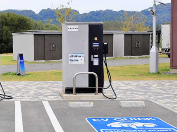 駐車場に設置したEV充電設備の写真